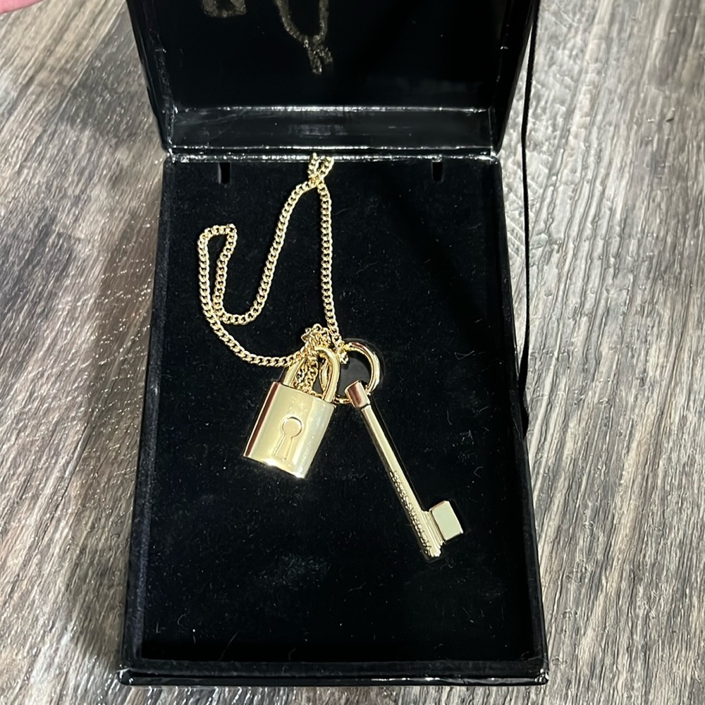NEW in box Key and Lock Necklace